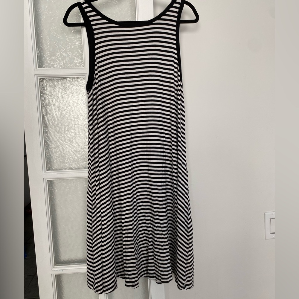 Old Navy Black and White Sleeveless Midi Sundress